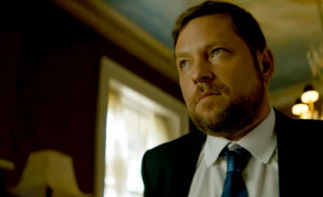 Стоп-кадр из 6 серии 1 сезона сериала Чаки