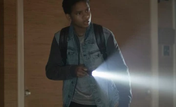 Стоп-кадр из 8 серии 1 сезона сериала Чаки